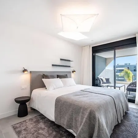 Luxury Oasis 2 Bed Apartment With Scenic Views *