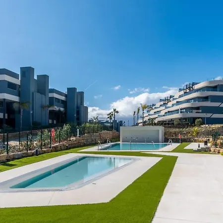 Luxury Oasis 2 Bed Apartment With Scenic Views