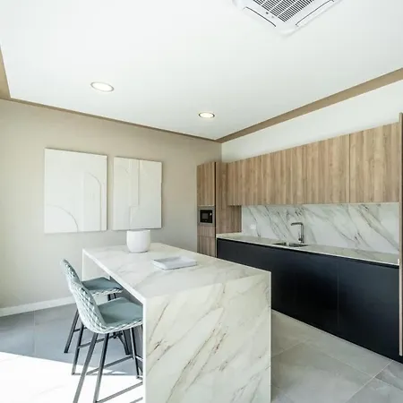 Luxury Oasis 2 Bed Apartment With Scenic Views