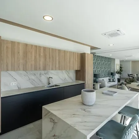 Luxury Oasis 2 Bed Apartment With Scenic Views