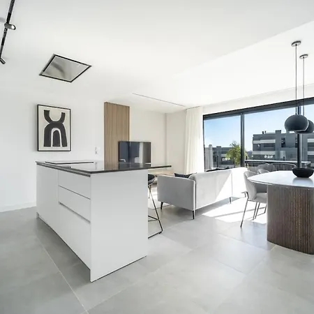 Luxury Oasis 2 Bed Apartment With Scenic Views