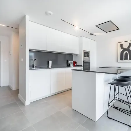 Luxury Oasis 2 Bed Apartment With Scenic Views Daire Estepona